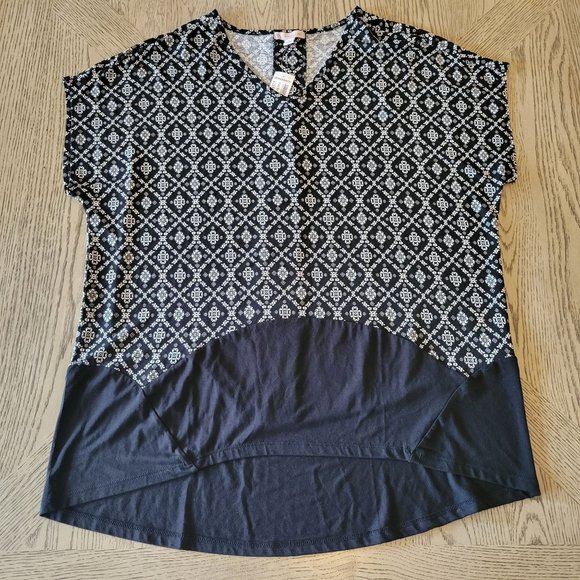 Dress Barn Tops - Dress Barn Black White V Neck Droptail Geometric Print Blouse Women's Plus 1X